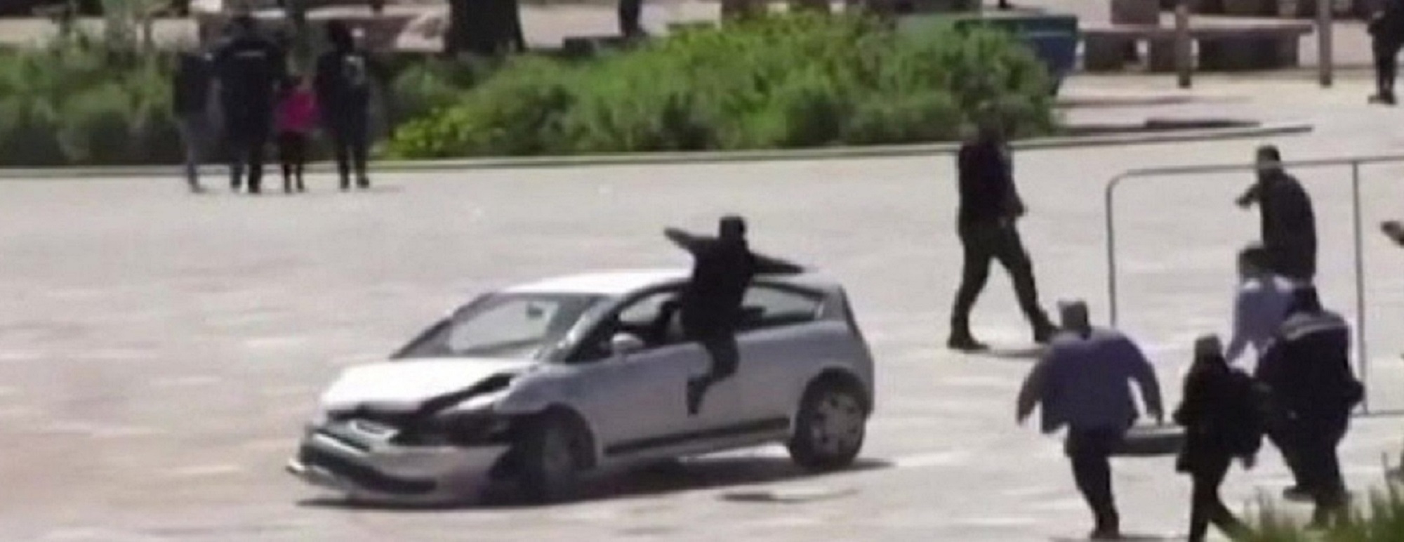 মাদক চোরাকারবারী আটকের দৃশ্য লাইভে দেখলো আলবেনিয়াসহ গোটা পৃথিবী