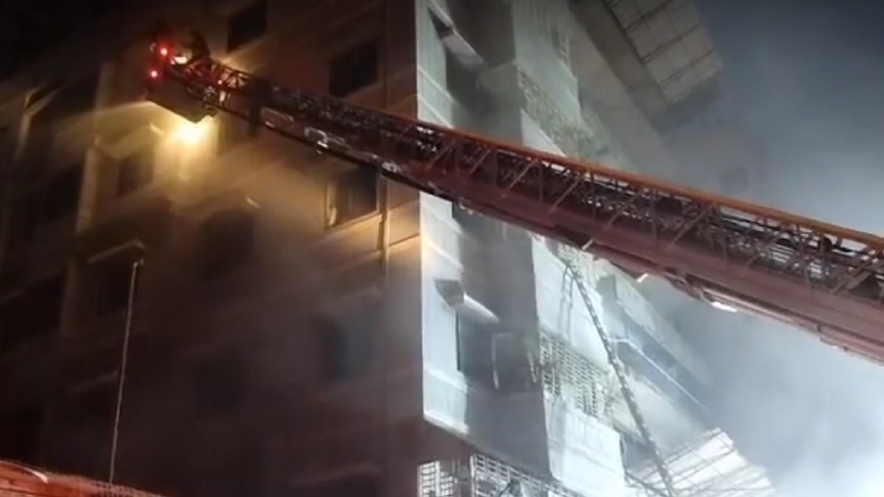 রাজধানীতে আবারও কেমিক্যাল গোডাউন থেকে অগ্নিকাণ্ড, নিহত ২ রাজধানীর আরমানিটোলায় বহুতল ভবনে আগুন, নিহত ২