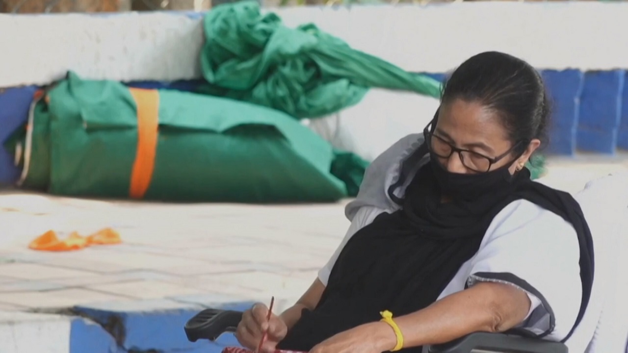 অনশনে বসেছেন মমতা!