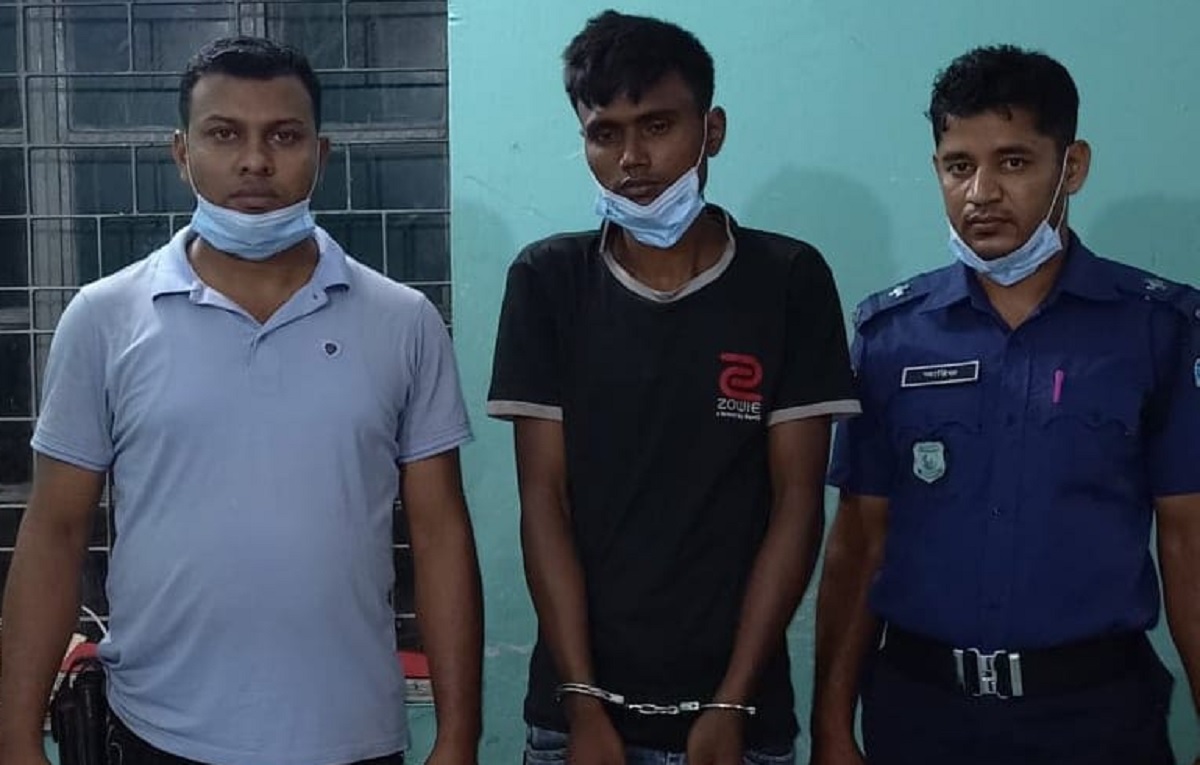 নোয়াখালীতে বাঁশঝাড় থেকে অস্ত্র-কার্তুজ উদ্ধার, যুবক আটক