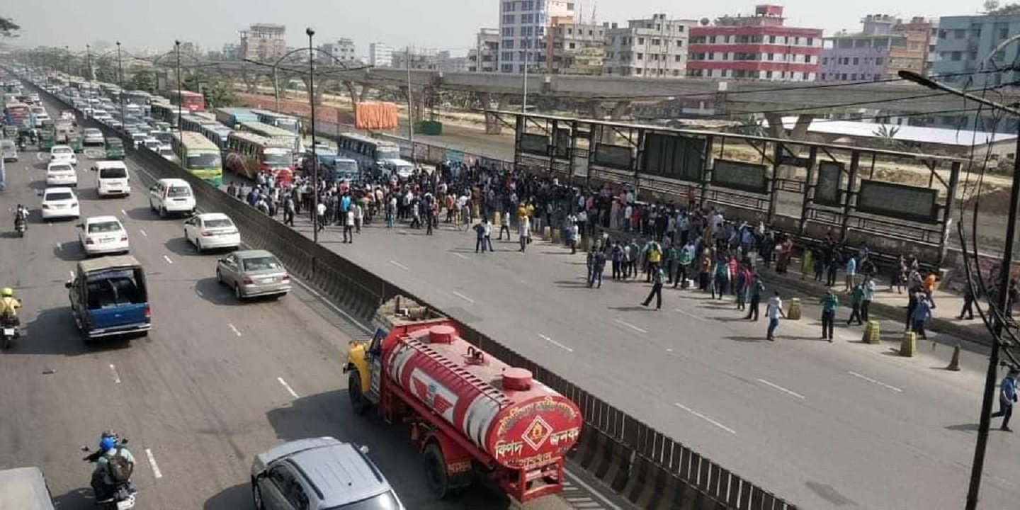 বাস সংকটে সড়ক অবরোধ করে যাত্রীদের বিক্ষোভ আজও গণপরিবহন সংকটে নাকাল সাধারণ মানুষ