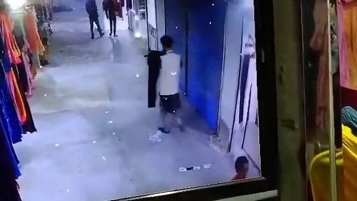 দোকান থেকে প্যান্ট চুরি করে বিপাকে জেলা ছাত্রলীগ নেতা