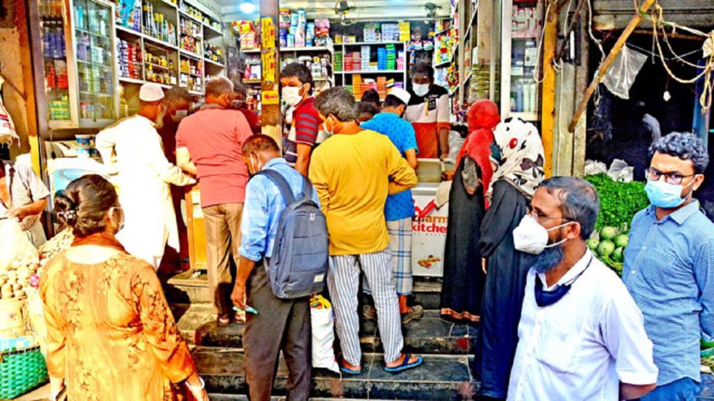 ১৪ই এপ্রিল থেকে সর্বাত্মক লকডাউন ঘোষণার পরই বাজারে উপচেপড়া ভিড়