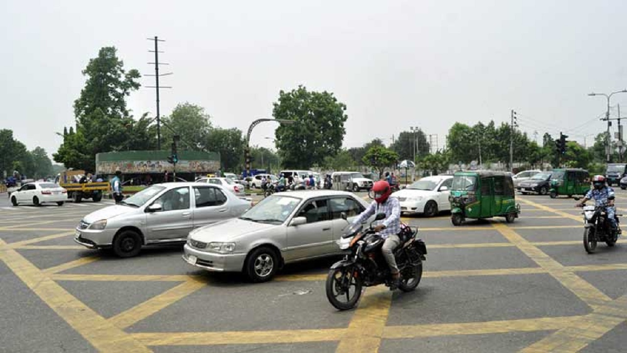 রাজধানীতে চলছে ঢিলেঢালা লকডাউন রাজধানীতে চলছে ঢিলেঢালা লকডাউন