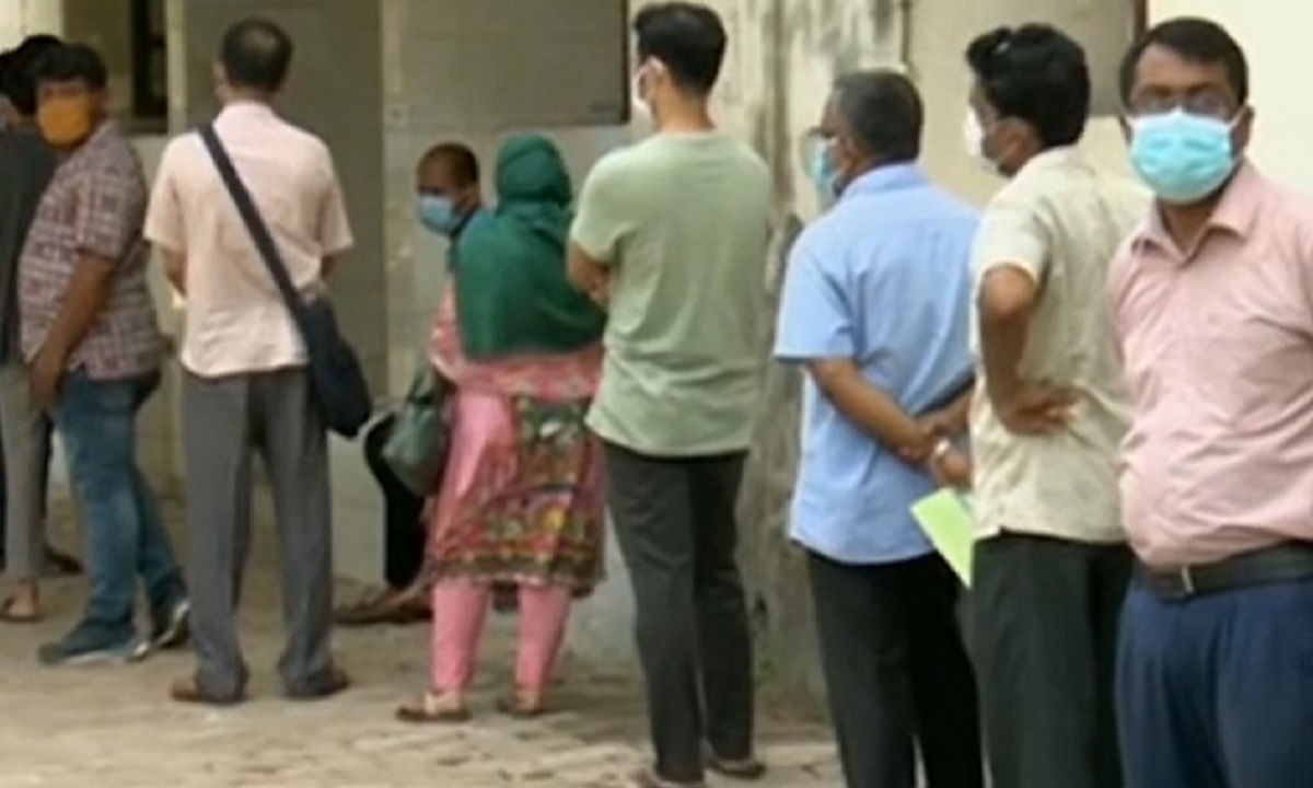 করোনা পরীক্ষার লম্বা সারি, অনেকেই পাচ্ছেন না সিরিয়াল