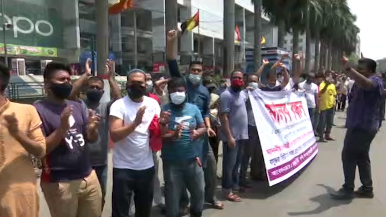 শপিংমল-মার্কেট খোলার দাবিতে আজও রাজধানীতে মানববন্ধন শপিংমল-মার্কেট খোলার দাবিতে আজও রাজধানীতে মানববন্ধন