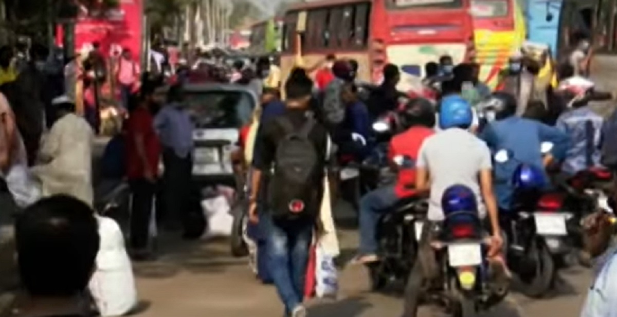 সড়কে ঘরমুখো মানুষের ঢল
