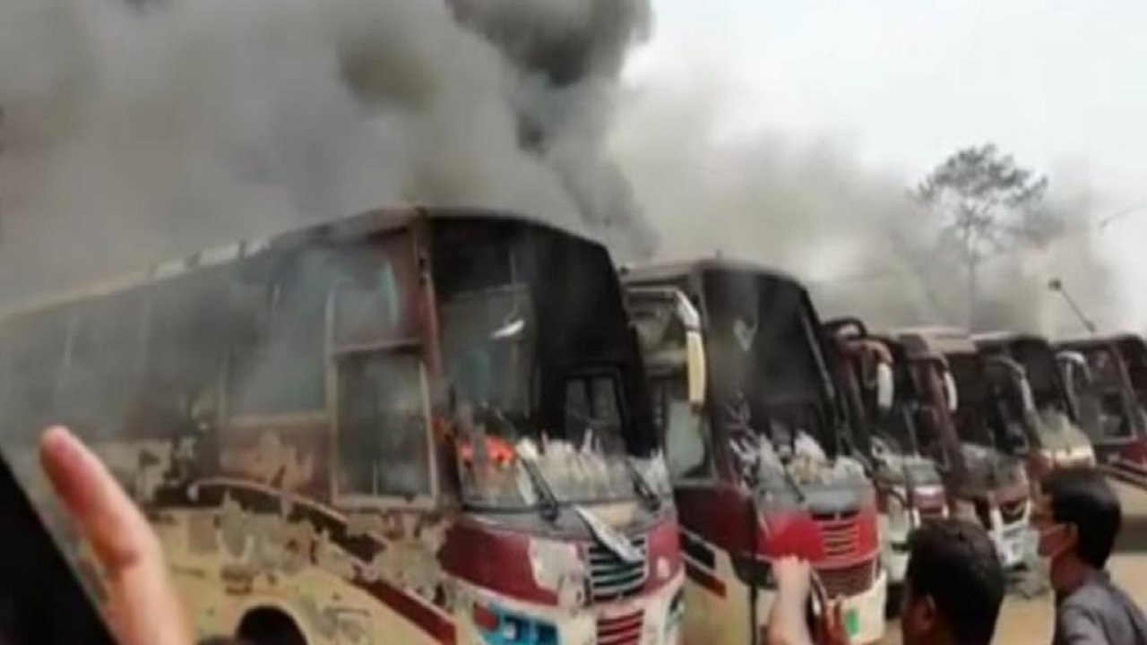 নবাবগঞ্জ বান্দুরা বাস স্ট্যান্ডে আগুন নবাবগঞ্জ বান্দুরা বাস স্ট্যান্ডে আগুন