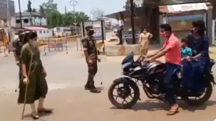 লাঠি হাতে রাস্তায় দাঁড়িয়ে করোনার স্বাস্থ্যবিধি মানতে বলছেন গর্ভবতী ডিএসপি লাঠি হাতে গর্ভাবস্থায় রাস্তায় দাঁড়িয়ে করোনার স্বাস্থ্য বিধি বলছেন ডিএসপি