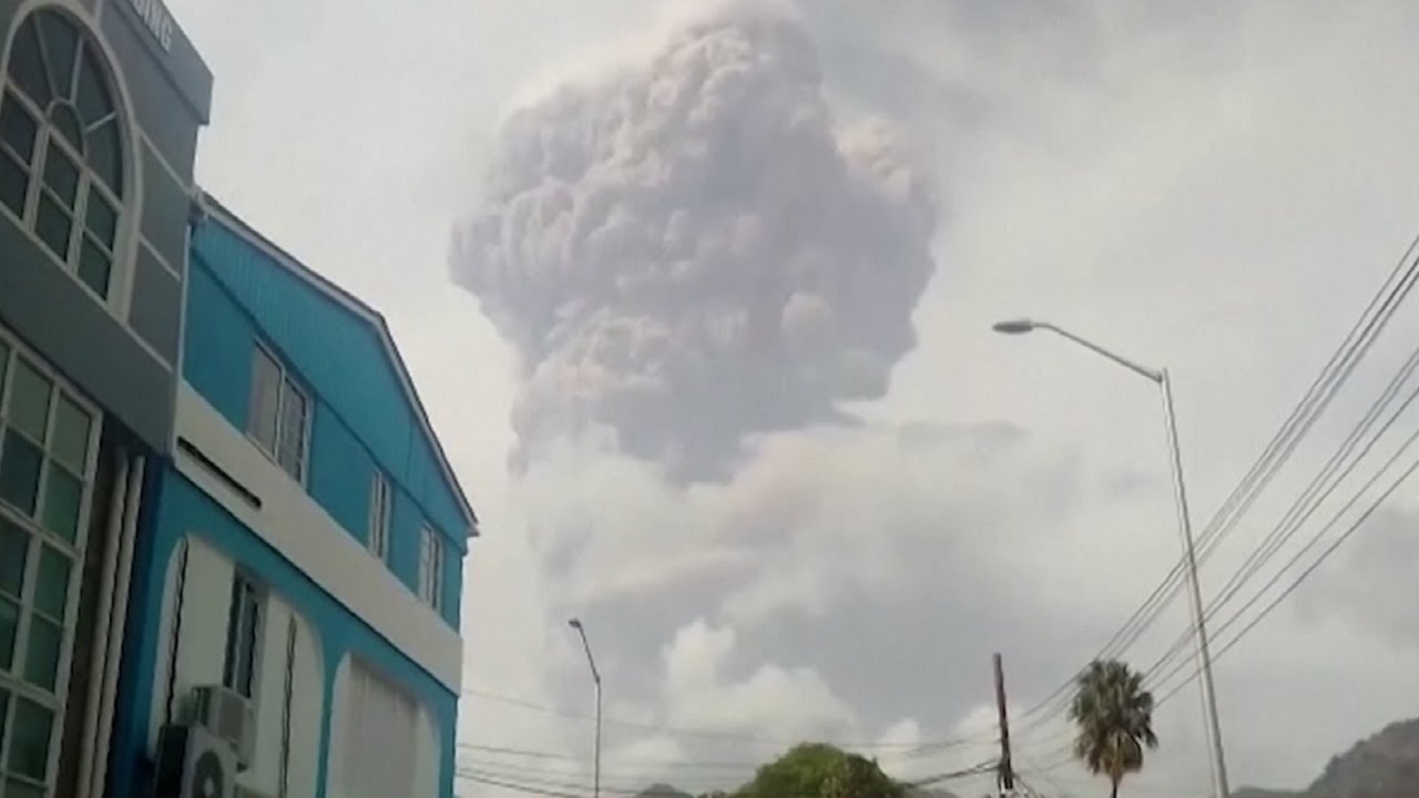 ৪২ বছর পর ক্যারিবিয়ান দ্বীপ সেন্ট ভিনসেন্টে সক্রিয় আগ্নেয়গিরি (ভিডিও) ৪২ বছর পর ক্যারিবিয়ান দ্বীপ সেন্ট ভিনসেন্টে সক্রিয় আগ্নেয়গিরি