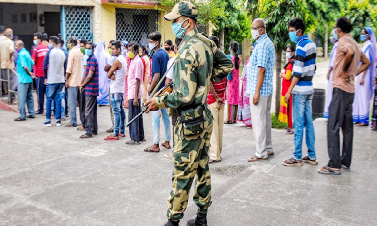 করোনা মহামারির মধ্যেই পশ্চিমবঙ্গে চলছে ভোটগ্রহণ