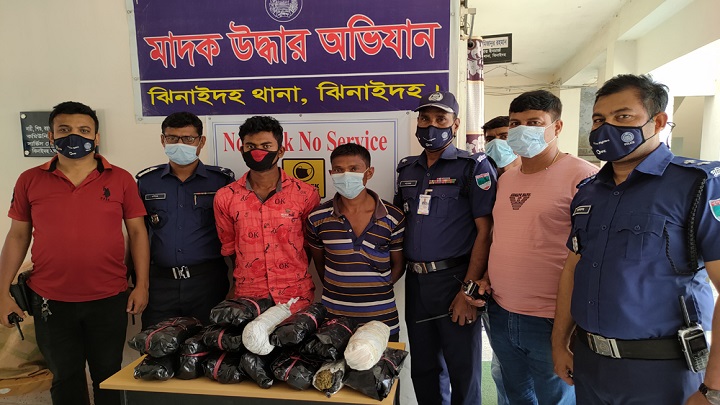 আনারসের পিকআপে অভিনব কায়দায় গাঁজা পরিবহন, আটক ২