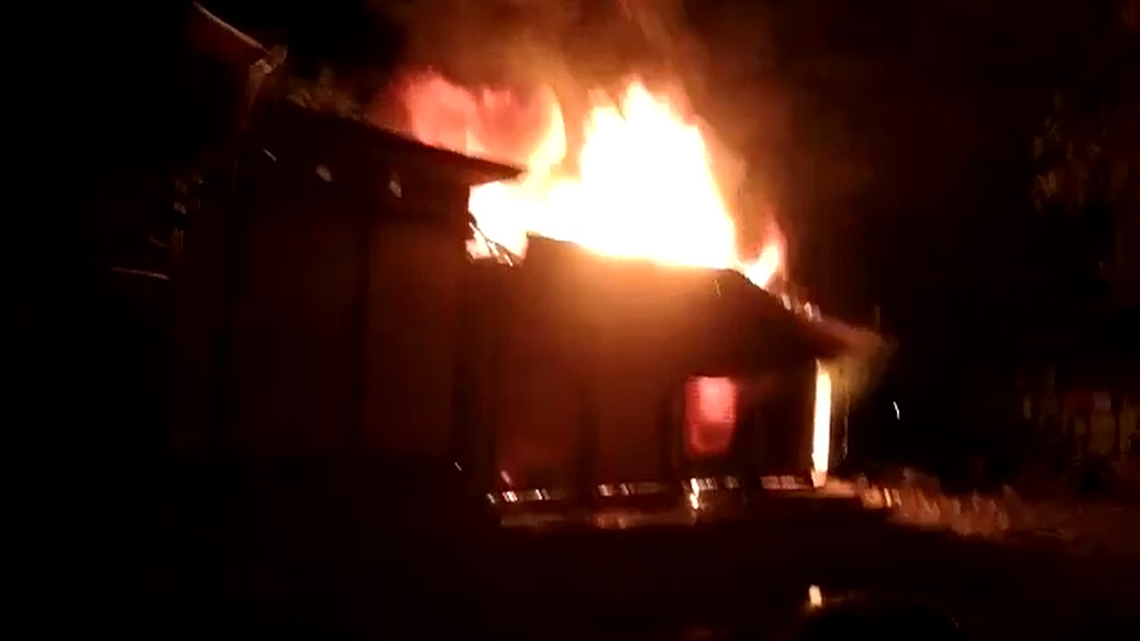 ময়মনসিংহে ৭টি দোকান পুড়লো আগুনে