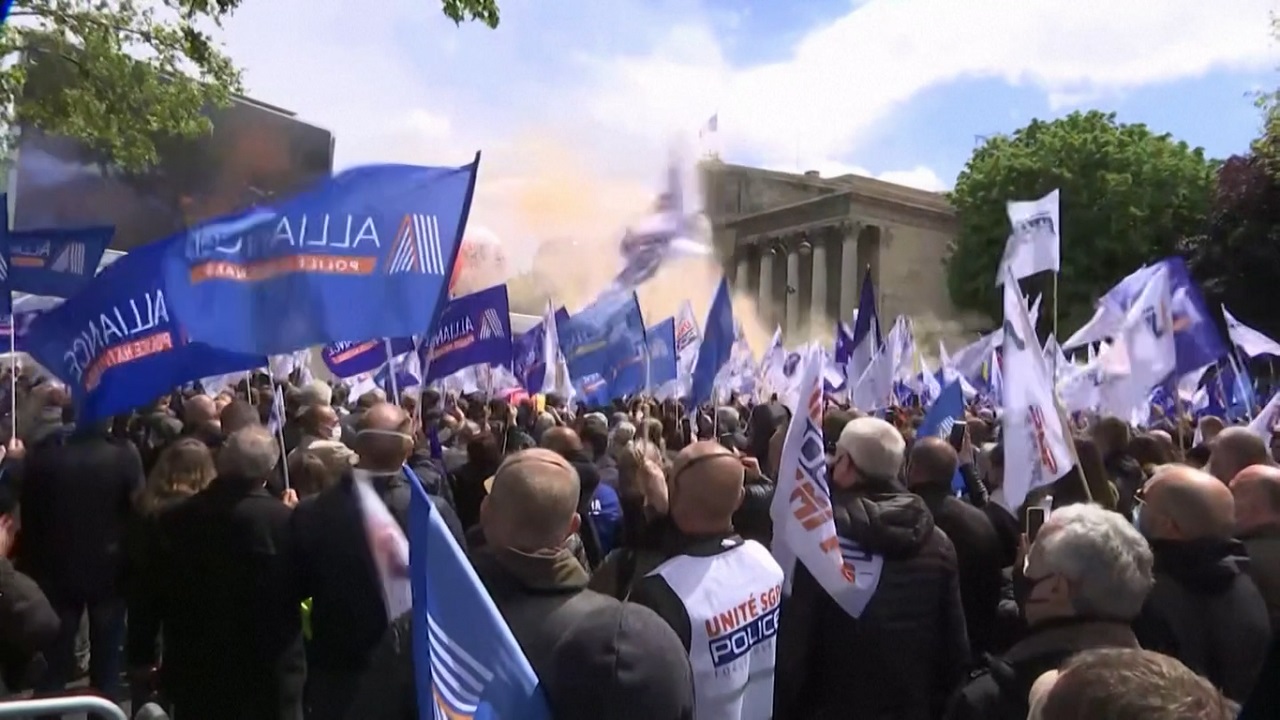 ফ্রান্সে সুরক্ষাবাহিনীর নিরাপত্তা জোরদারের দাবিতে পুলিশের বিক্ষোভ ফ্রান্সে সুরক্ষাবাহিনীর নিরাপত্তা জোরদারের দাবিতে পুলিশের বিক্ষোভ