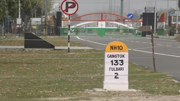 মে দিবস উপলক্ষে বাংলাবান্ধা স্থলবন্দরের কার্যক্রম বন্ধ