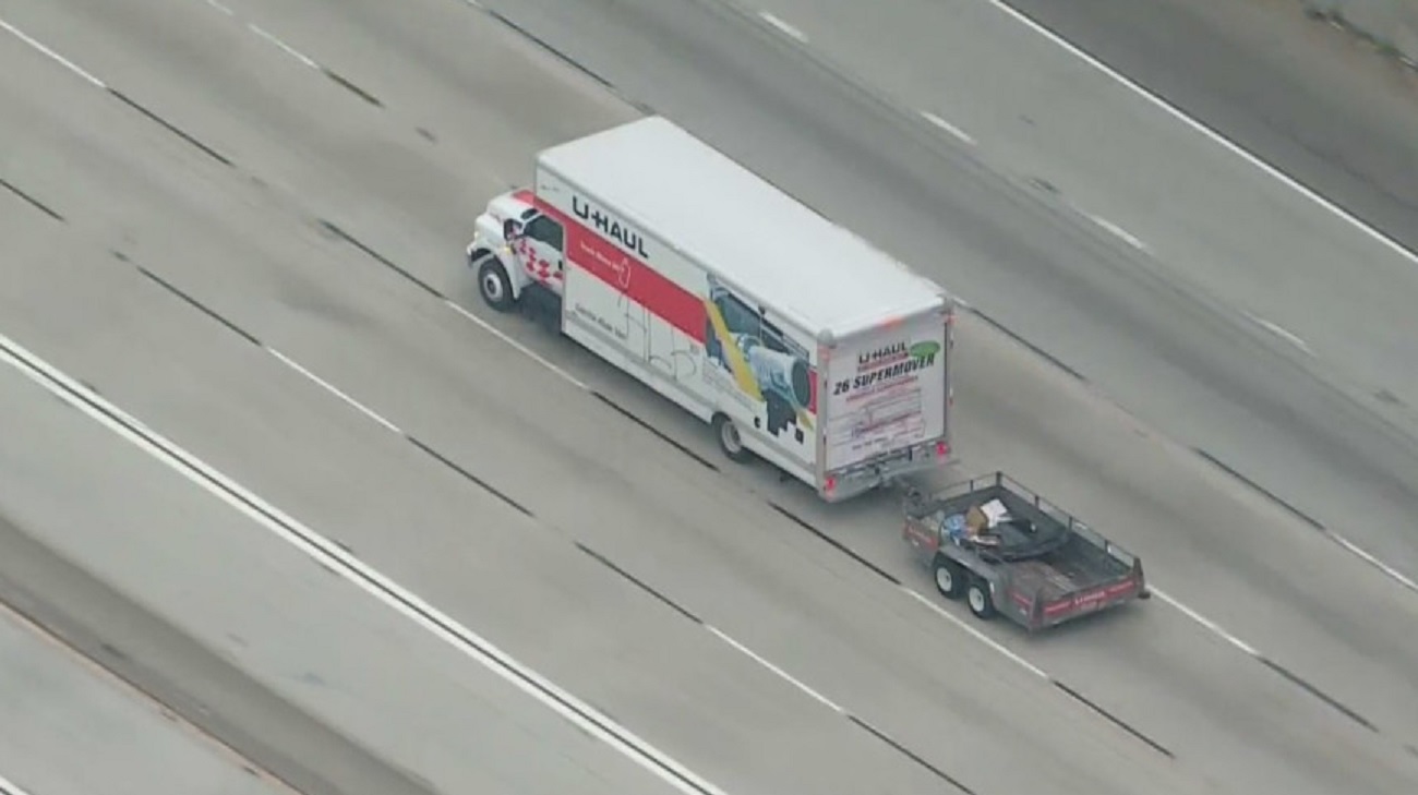 নাটকীয় ট্রাক চুরির ঘটনা ক্যালিফোর্নিয়ায়