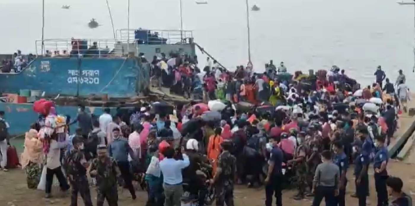 ঈদের আগে শেষ দিনের জনস্রোত শিমুলিয়া ফেরিঘাটে