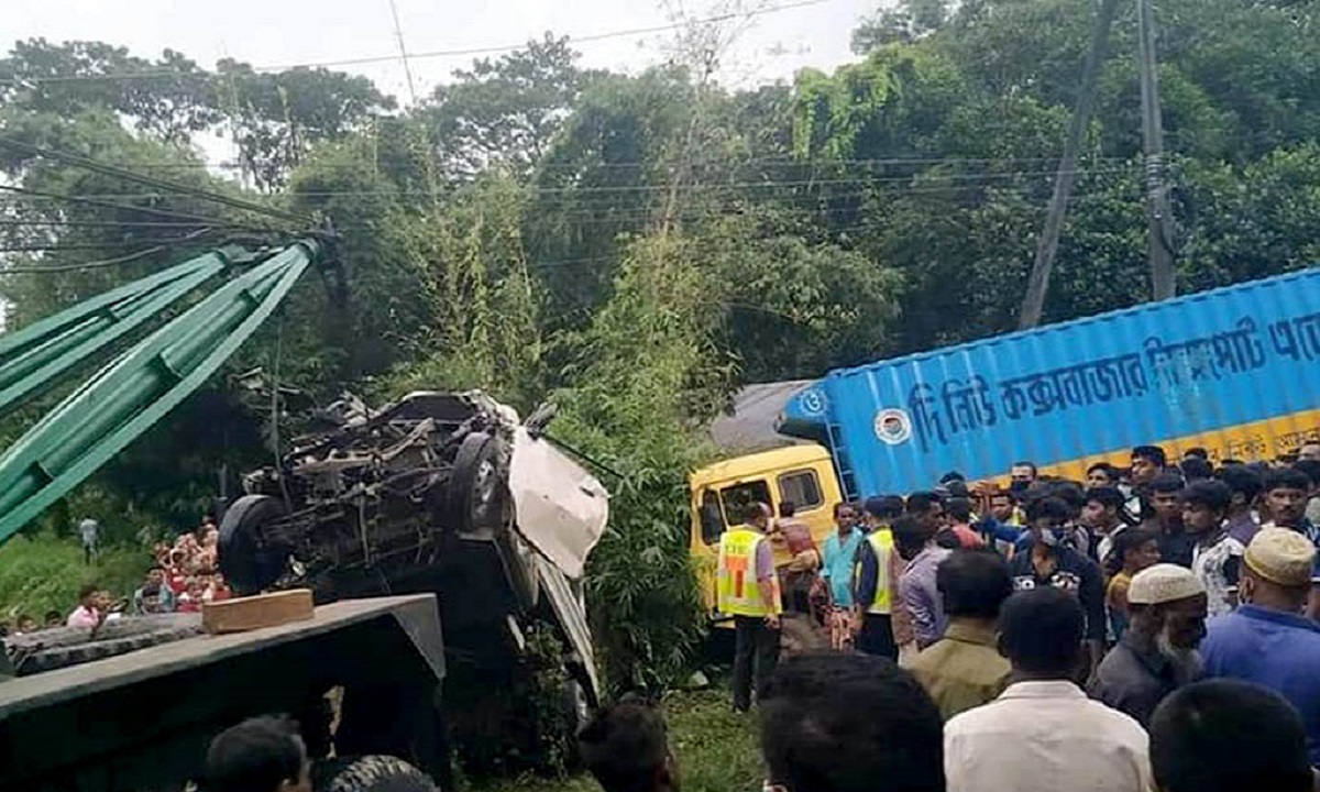 সোনারগাঁয়ে কাভার্ডভ্যানের ধাক্কায় ৩ জন নিহত