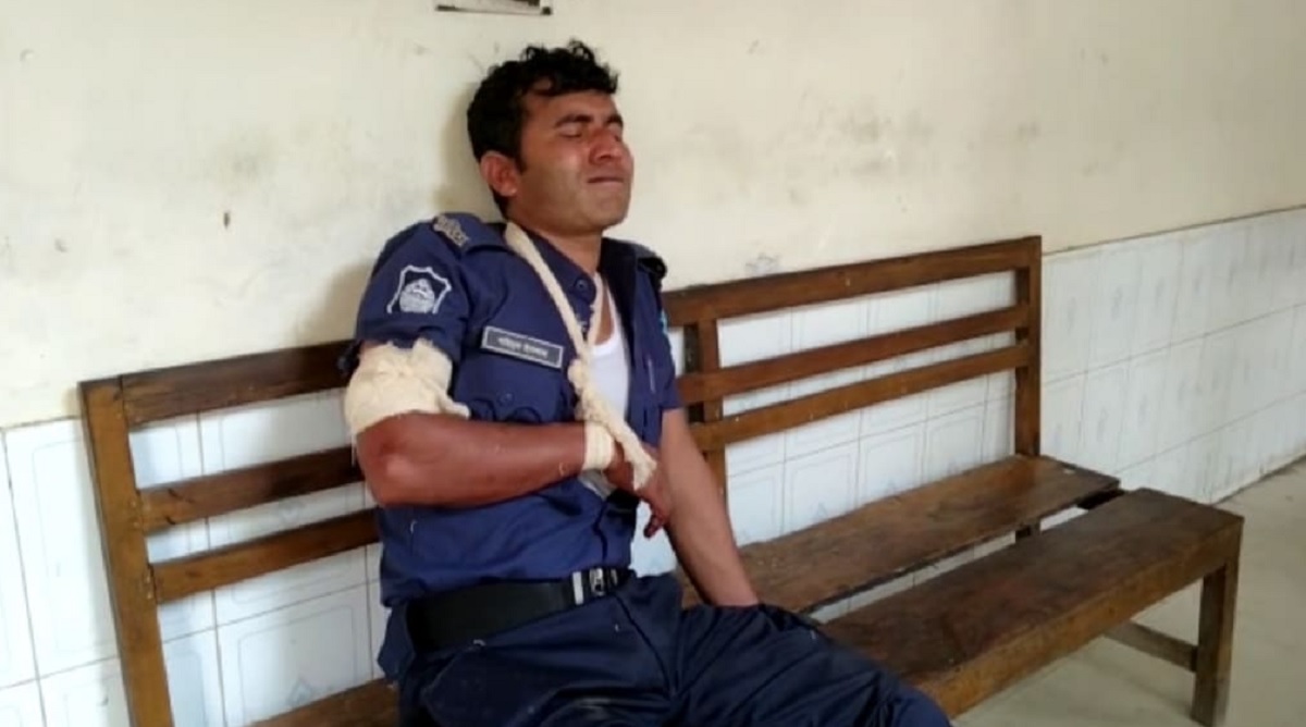 নরসিংদীতে পুলিশের ওপর স্থানীয়দের হামলা, আহত ৪