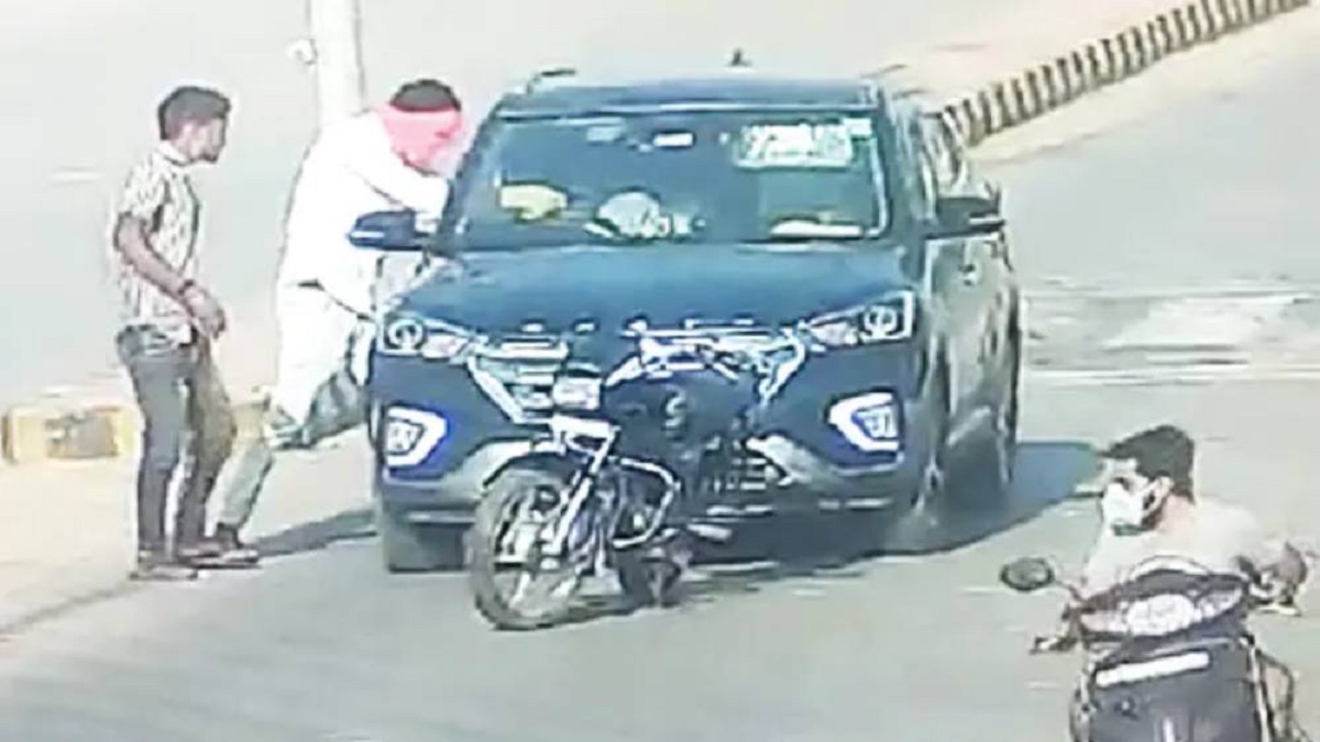 বোন হত্যার প্রতিশোধ নিতে গাড়ি থামিয়ে চিকিৎসক দম্পতিকে গুলি করে হত্যা