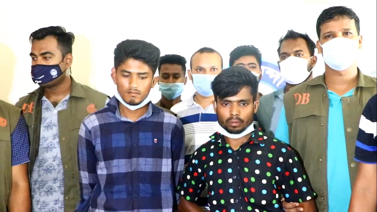 কক্সবাজারে বিস্কুটের কার্টুনে দেড় লাখ ইয়াবা আটক ২ কক্সবাজারে বিস্কুটের কার্টুনে দেড় লাখ ইয়াবা আটক ২