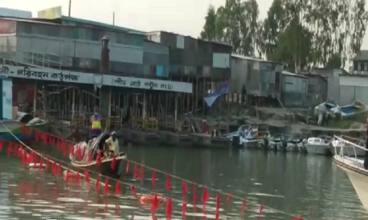 স্পিডবোট চলাচল বন্ধে শিমুলিয়া ঘাটে পুলিশ মোতায়েন