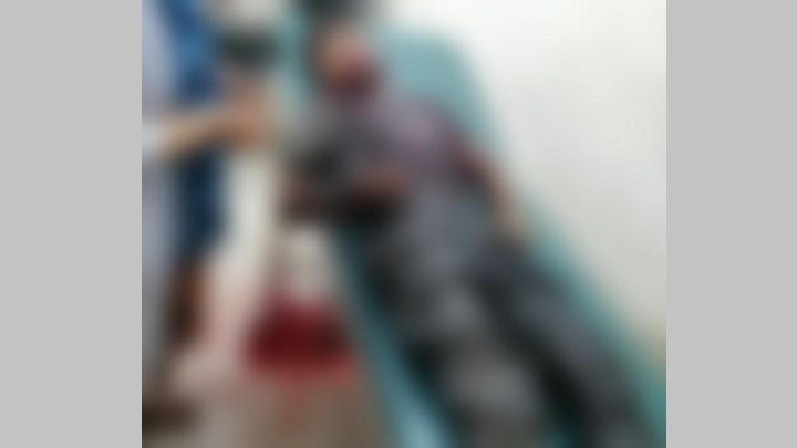 মাইক্রোবাস চাপায় যুবক নিহত, হাসপাতালে কাতরাচ্ছেন আহত বাবা-ভাই