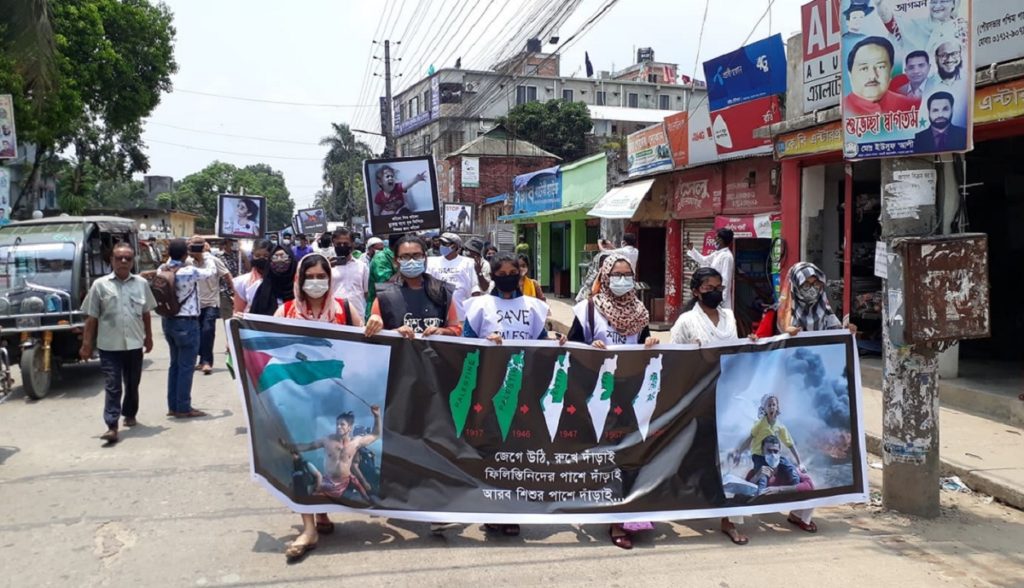 ফিলিস্তিনে ইসরায়েলি আগ্রাসন; কাফনের কাপড় পরে মৌন মিছিল নেত্রকোণায়