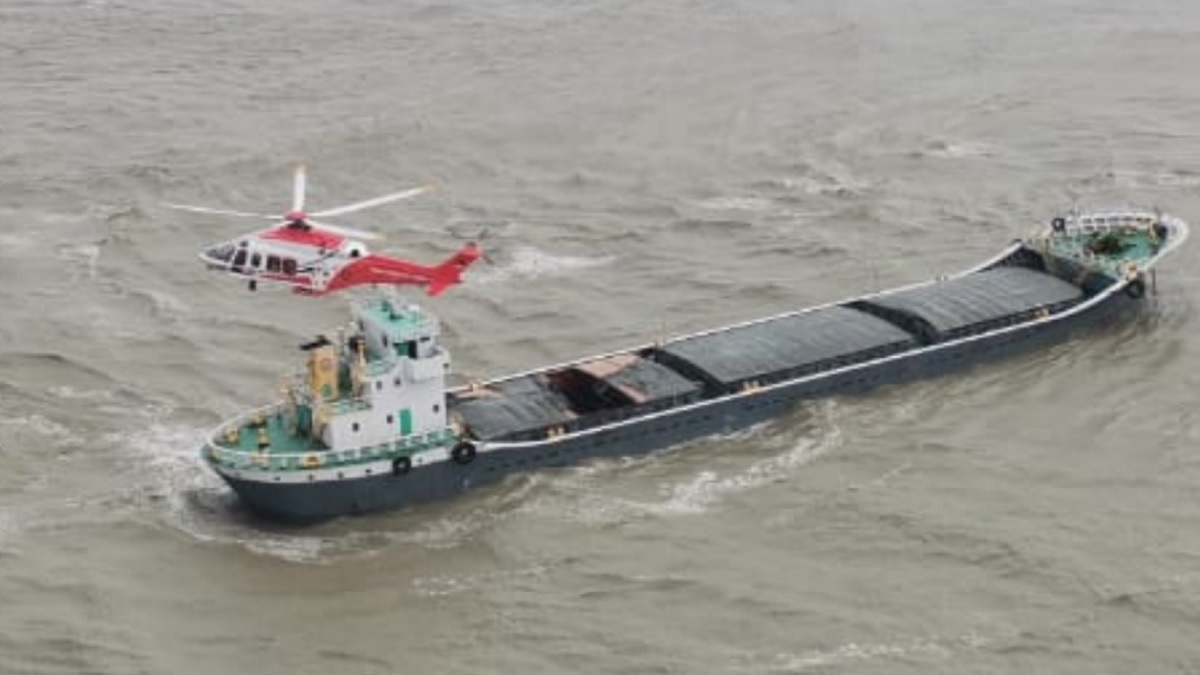 ডুবন্ত জাহাজের ১২ নাবিককে উদ্ধার করলো বাংলাদেশ বিমান বাহিনী