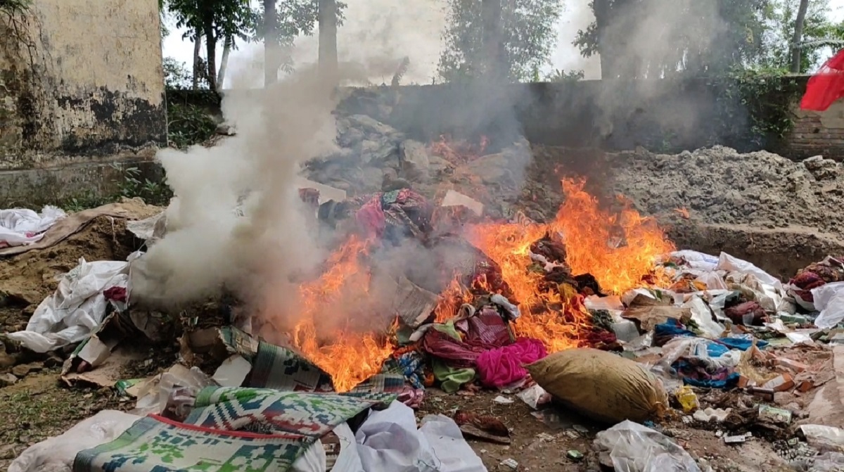 আখাউড়ায় মেয়াদোত্তীর্ণ পণ্য সমাগ্রী আগুনে পুড়িয়ে ধ্বংস করলো কাস্টমস