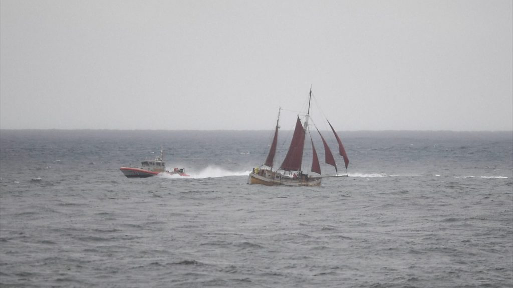 সান ডিয়েগোয় কোস্টগার্ডের অভিযান, মৃত্যু ৩