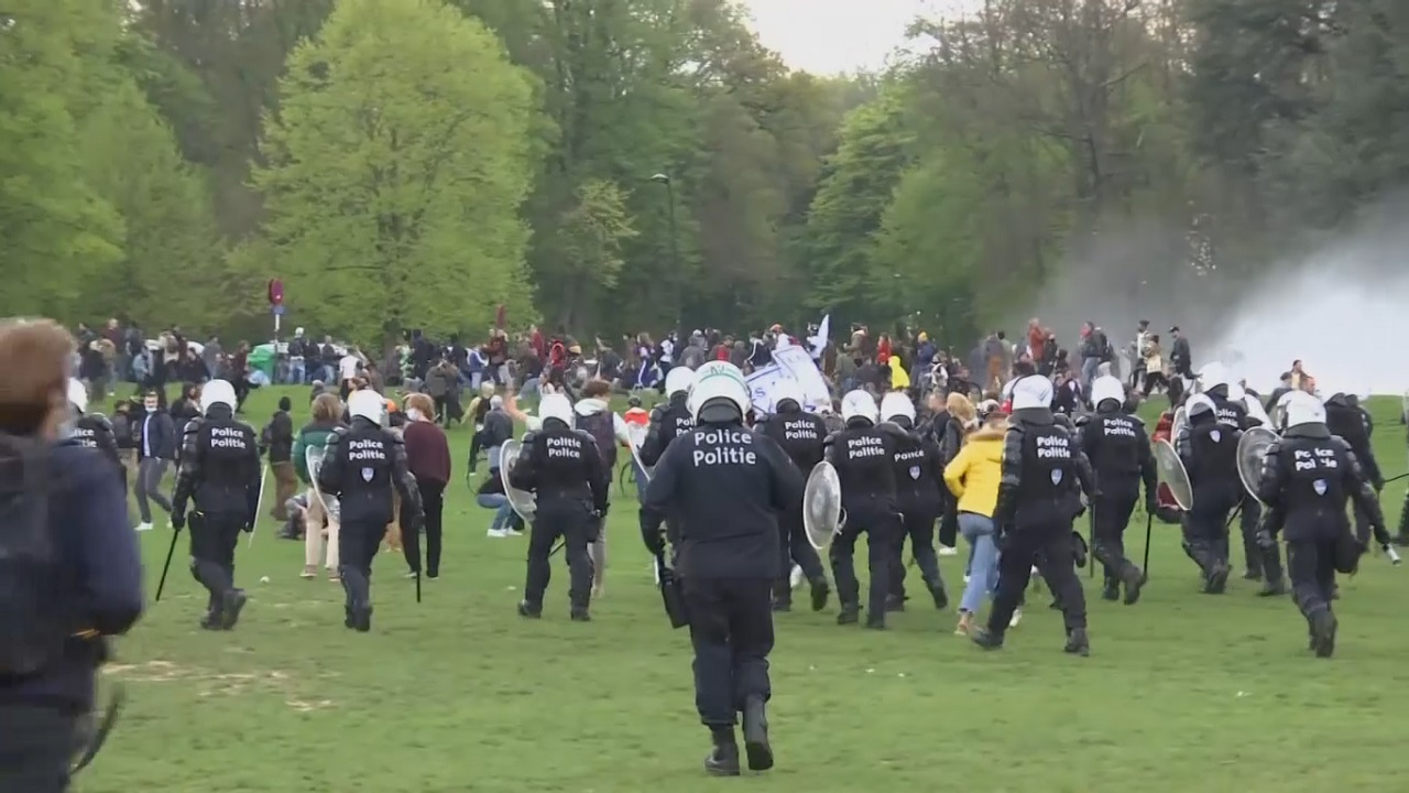 লকডাউন বিরোধী আন্দোলনে উত্তাল বেলজিয়ামের রাজধানী লকডাউন বিরোধী আন্দোলনে উত্তাল বেলজিয়ামের রাজধানী