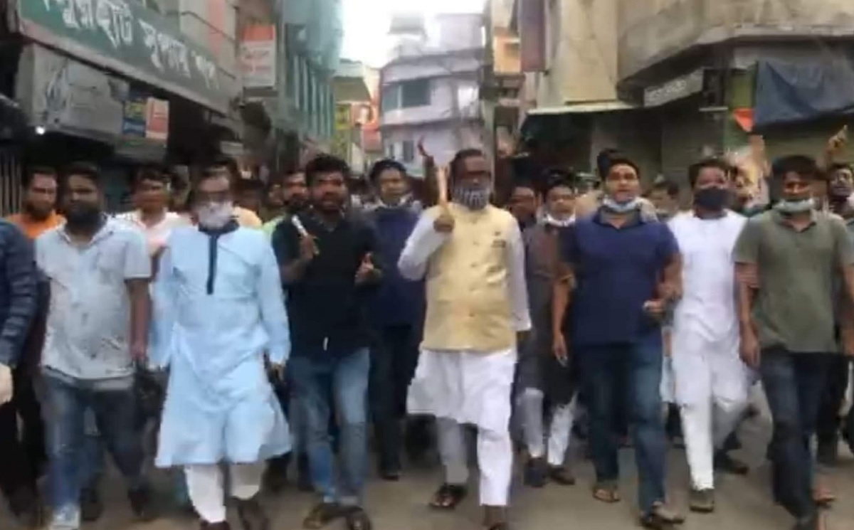 লাঠি হাতে মিছিলে কাদের মির্জা, ডিসি-এসপির চামড়া তুলে নেয়ার স্লোগান