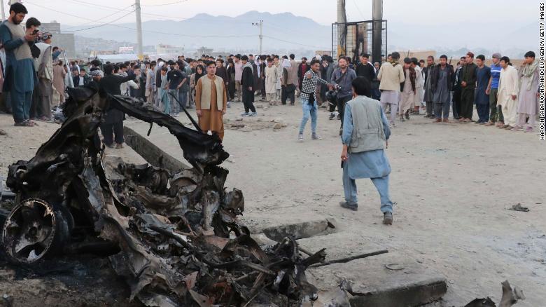 কাবুলে বোমা হামলায় মৃতদের জানাজায় অংশ নিয়ে আফগানদের প্রতিবাদ