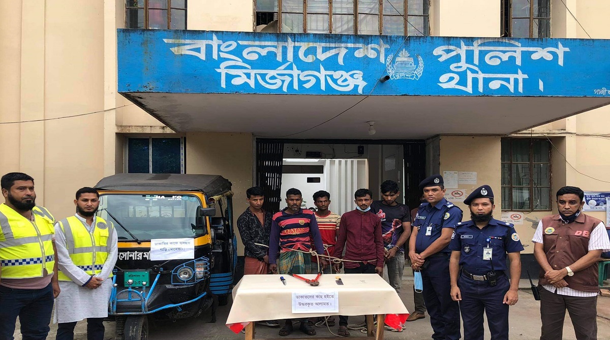 পটুয়াখালীতে ডাকাতি করতে গিয়ে হাতেনাতে ধরা পড়লো ৫ জন