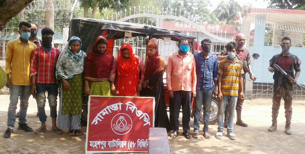 অবৈধভাবে সীমান্ত অতিক্রমকালে দালালসহ ২৮ বাংলাদেশি আটক