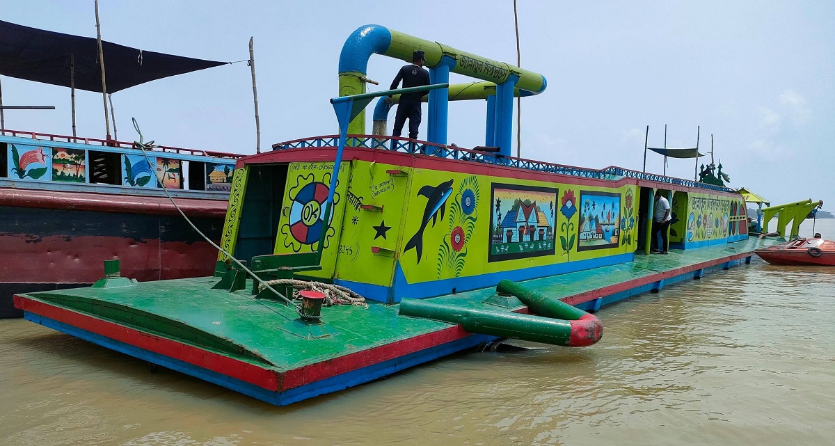 হাইকোর্টের নিষেধাজ্ঞা অমান্য করে মেঘনায় চলছে বালু উত্তোলন