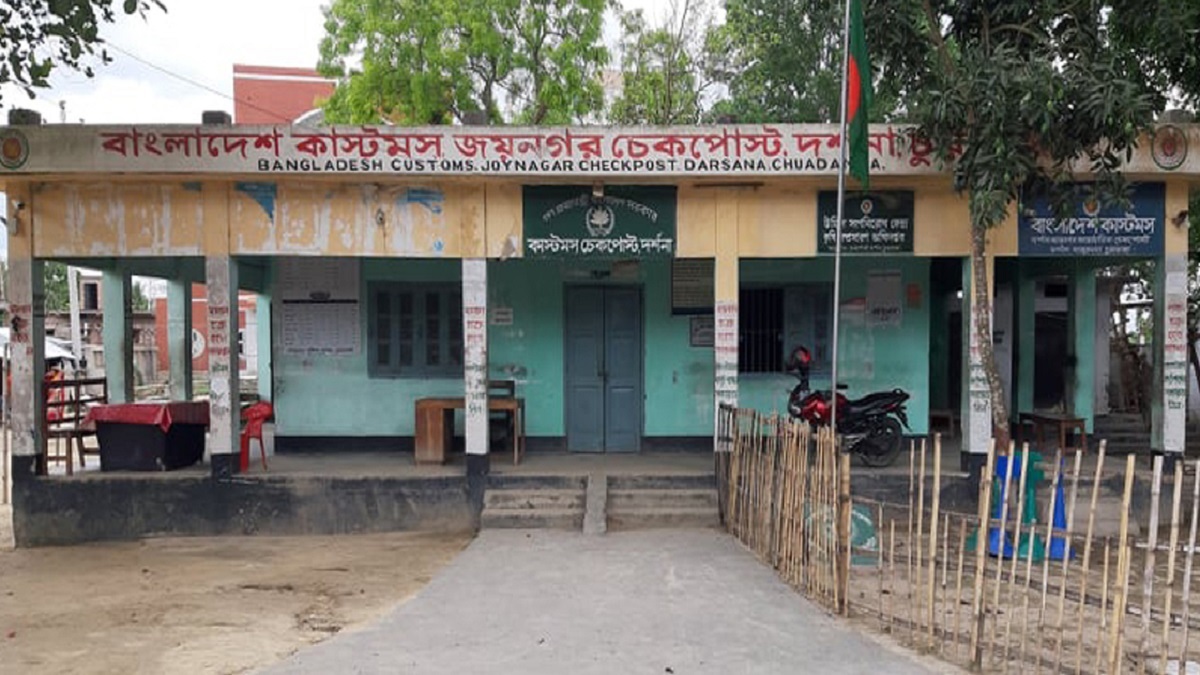 দর্শনা চেকপোস্ট দিয়ে ভারত থেকে দেশে ফিরলো ১১ জন