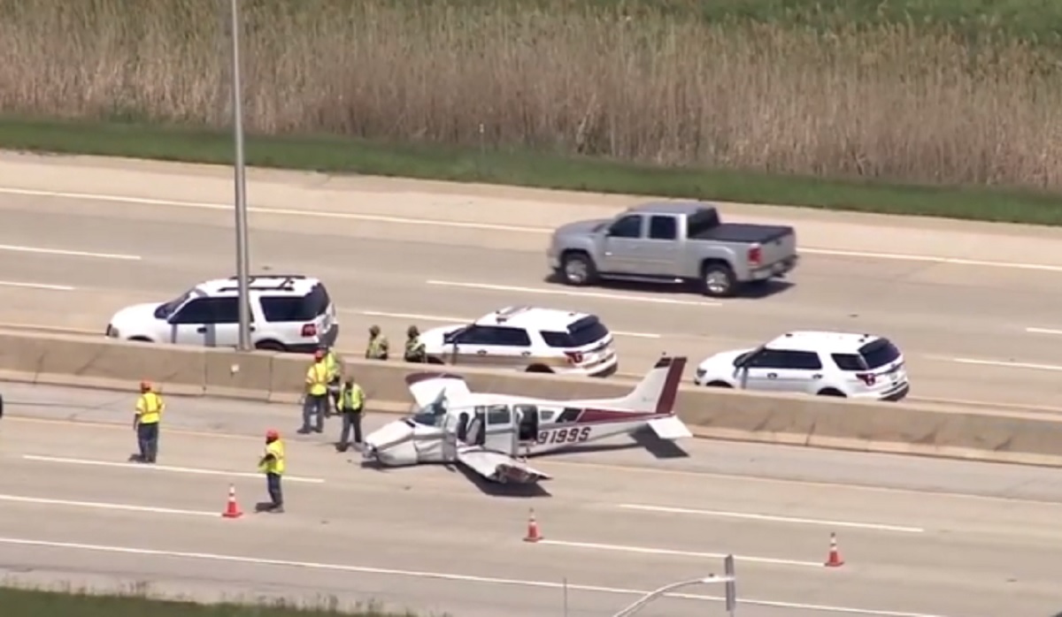 যুক্তরাষ্ট্রে জরুরি অবতরণ করতে গিয়ে মহাসড়কে পড়লো বিমান