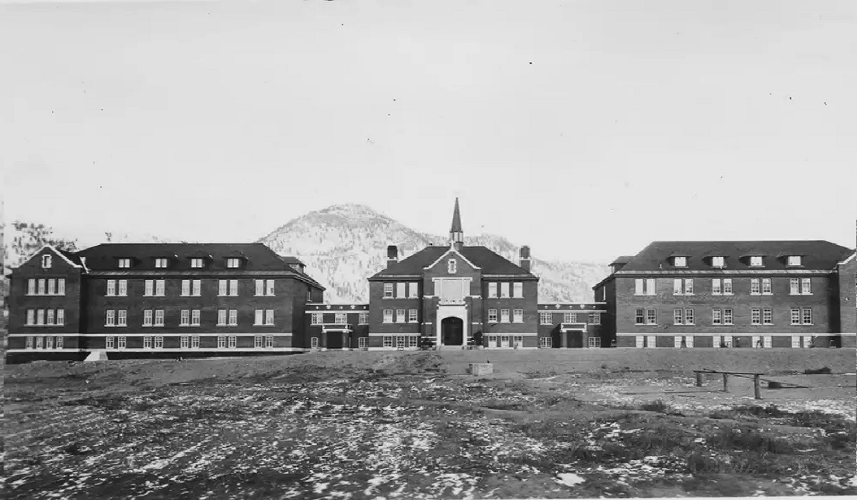 কানাডার পুরোনো স্কুল প্রাঙ্গণের গণকবরে পাওয়া গেলো ২১৫ শিশুর দেহাবশেষ