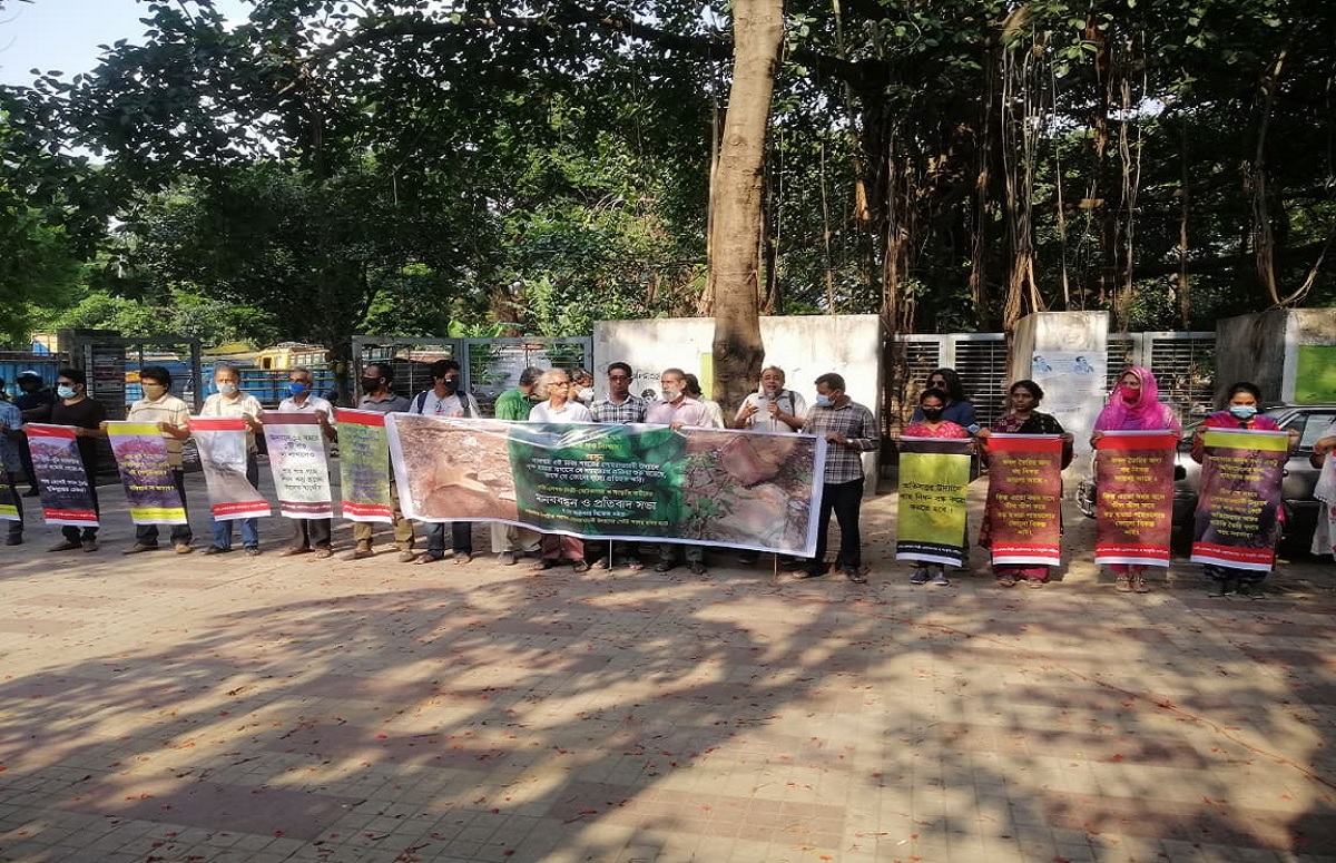 ‘আর কেটো না গাছ, নিতে দাও নিঃশ্বাস’ শ্লোগানে সংস্কৃতি কর্মীদের প্রতিবাদ