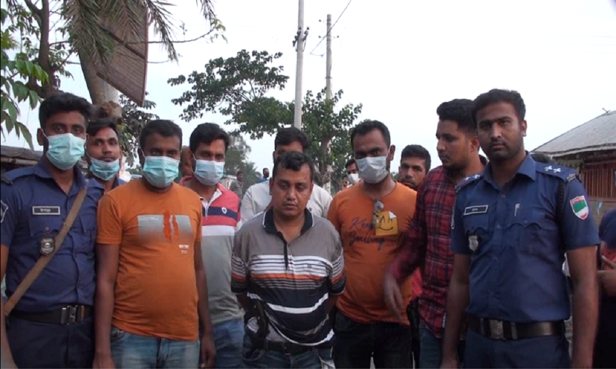 সাতক্ষীরায় অস্ত্রসহ প্রতারক বাদশা মিয়া আটক