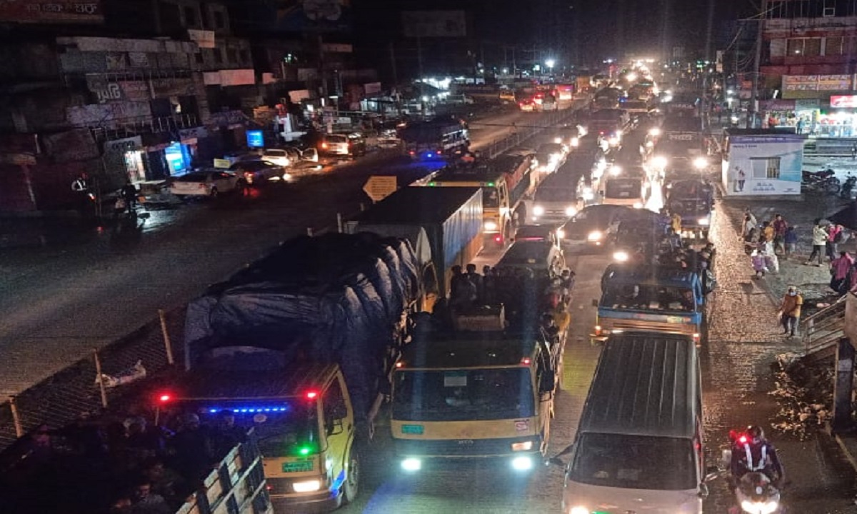 ঢাকা-টাঙ্গাইল মহাসড়কে যানবাহনের চাপ