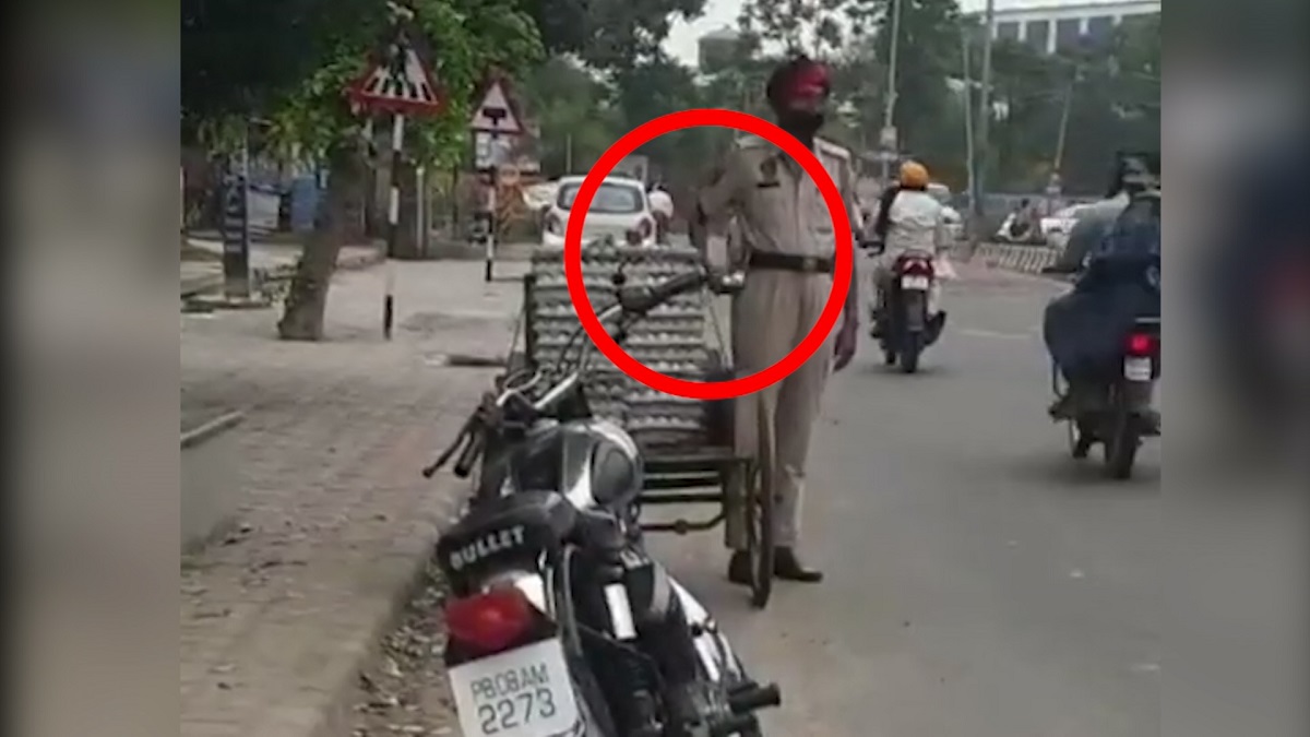 ডিম চুরি করে চাকরি হারালেন ট্রাফিক পুলিশ!