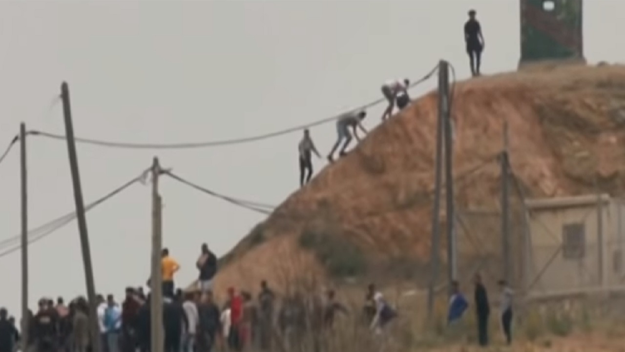 ফের কয়েকশ’ তরুণের কাঁটাতার পেরোনোর চেষ্টা! বাধ সাধলো মরক্কো পুলিশ ফের কয়েকশ’ তরুণের কাঁটাতার পেরোনোর চেষ্টা! বাধ সাজলো মরক্কো পুলিশ