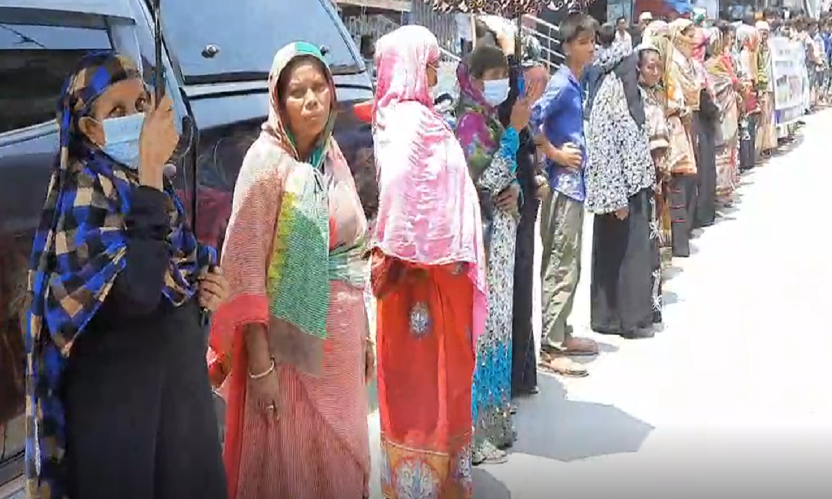 বরগুনায় বেড়িবাঁধ নির্মাণের দাবিতে মানববন্ধন