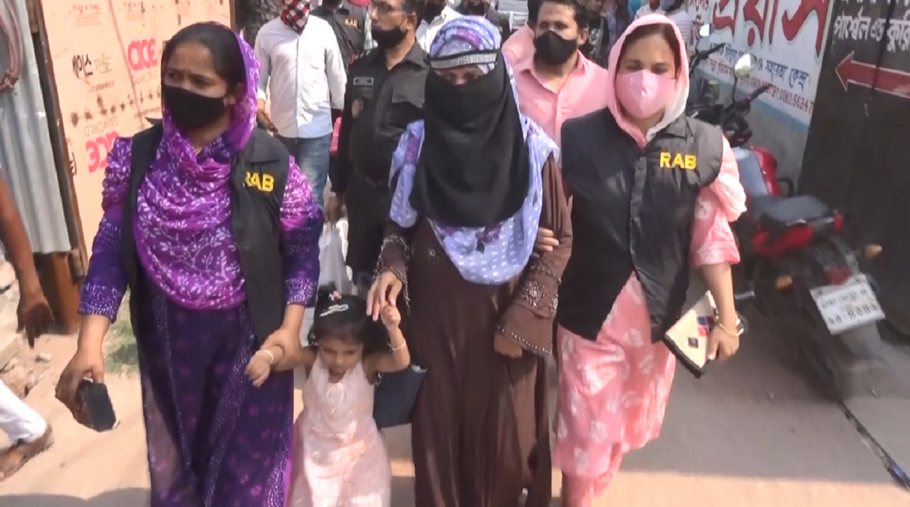 ইয়াবার পার্সেল নিতে গিয়ে নারী আটক