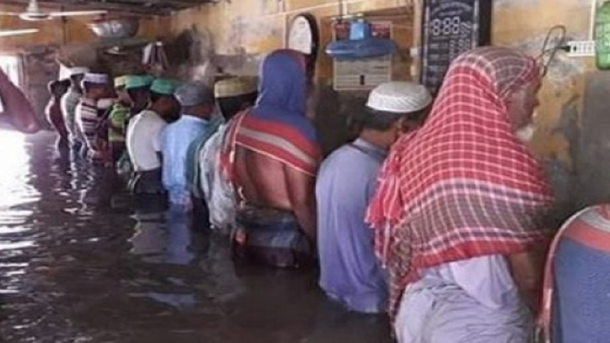 পানিতে দাঁড়িয়ে জুমার নামাজ পড়লো জলমগ্ন সাতক্ষীরার মানুষ