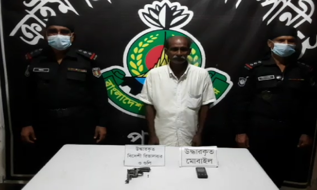 পাবনায় বিদেশি রিভালবার ও গুলিসহ সন্ত্রাসী আটক
