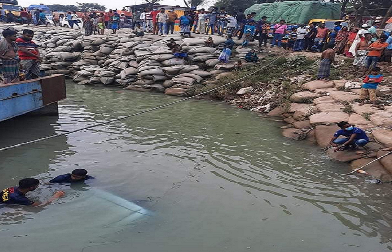 ফেরিতে উঠতে গিয়ে পদ্মায় ডুবলো মাইক্রোবাস